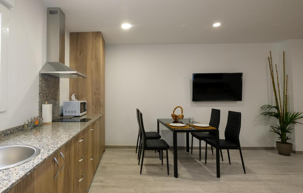 Gegant De Pedra Apartaments Adzaneta Bagian luar foto