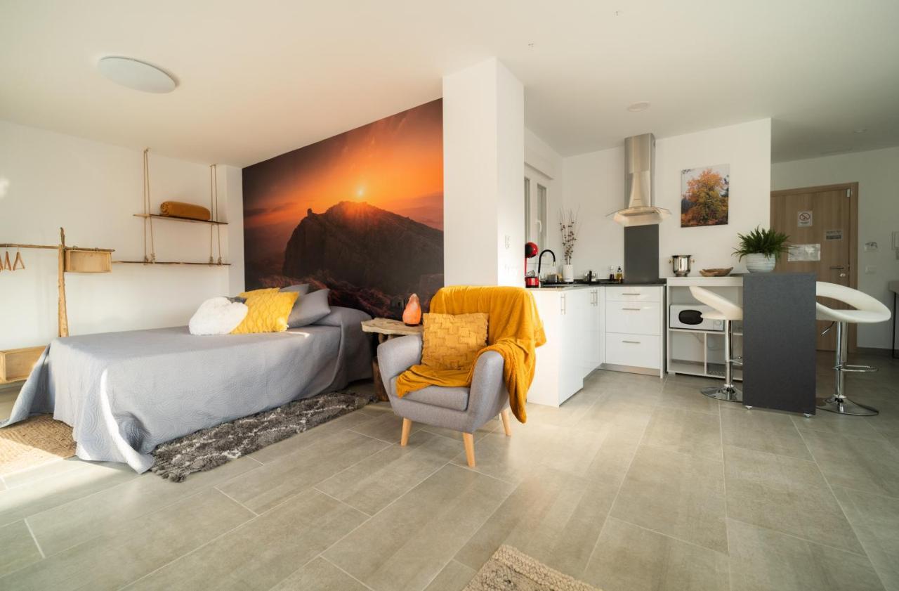 Gegant De Pedra Apartaments Adzaneta Bagian luar foto