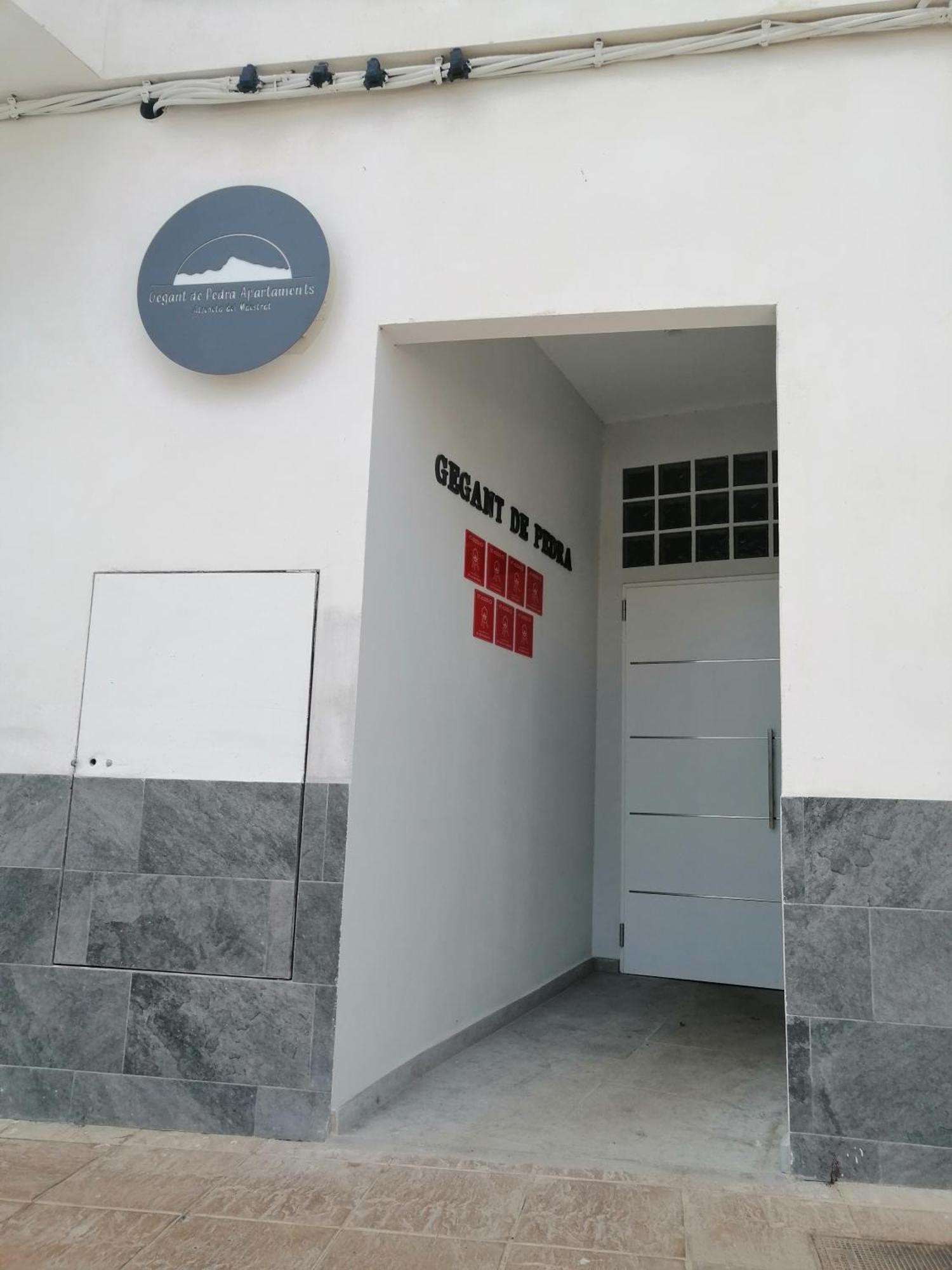 Gegant De Pedra Apartaments Adzaneta Bagian luar foto