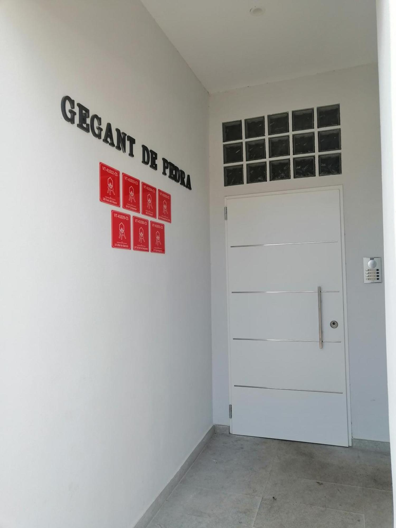 Gegant De Pedra Apartaments Adzaneta Bagian luar foto